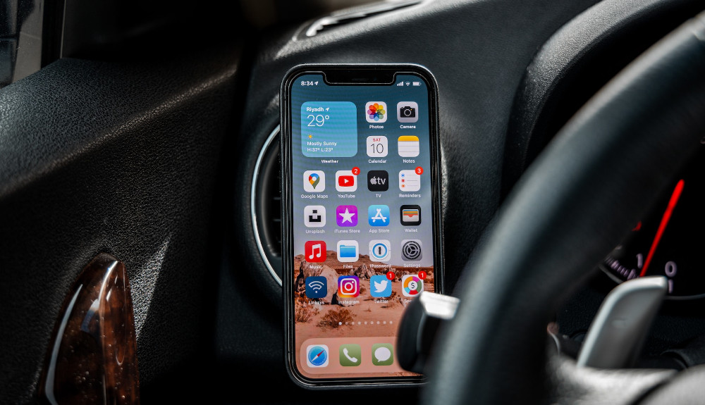 The Many Benefits of Using a Magnetic Phone Holder in Your Car